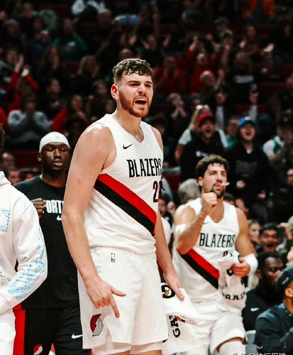 三连败的开拓者，竟用一个新秀的篮板硬生生掐灭了凯尔特人的反扑。
克林根在禁区抢下