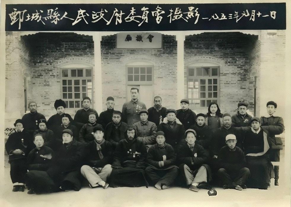 老照片：1953年1月11日，鄄城县人民政府委员会人员合影……