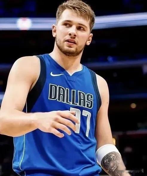 三分险胜！独行侠扳平总比分

北京时间今天上午，本赛季NBA季后赛首轮，独行侠9