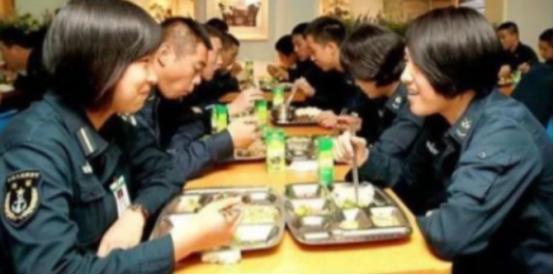 山东舰一天吃掉20头猪，烧光200万油钱，“养航母”到底多烧钱？在中国沿海，30