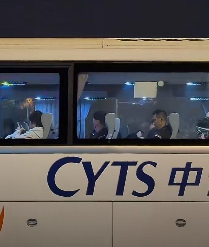 五金大巴刚进北京，名单就甩桌上——樊振东、王楚钦、孙颖莎全上了，马龙、陈梦主动让