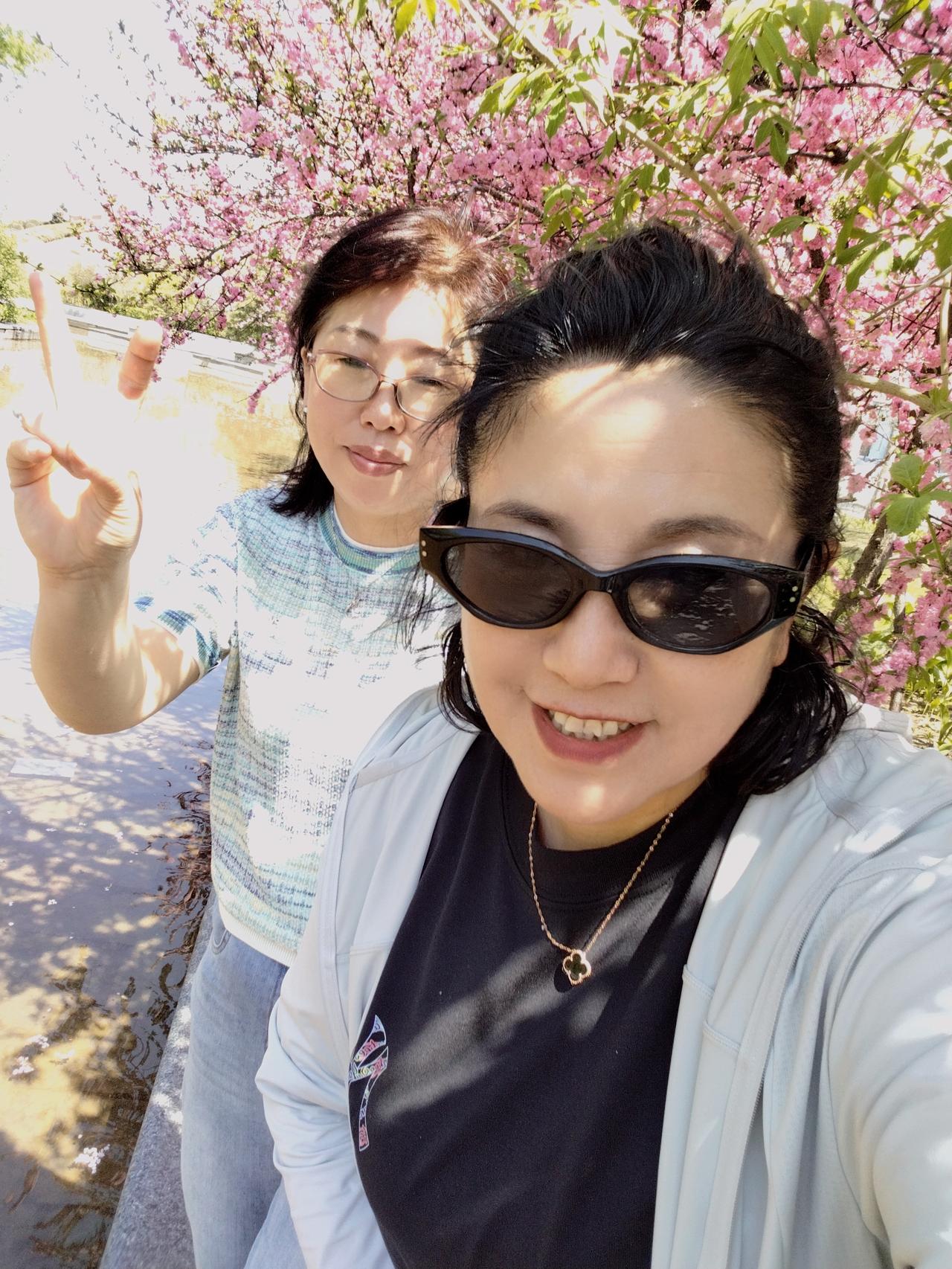 几天前，二姐家的大外甥女就早早约我，同去群力丁香公园赏丁香花。
周六清晨九点多，