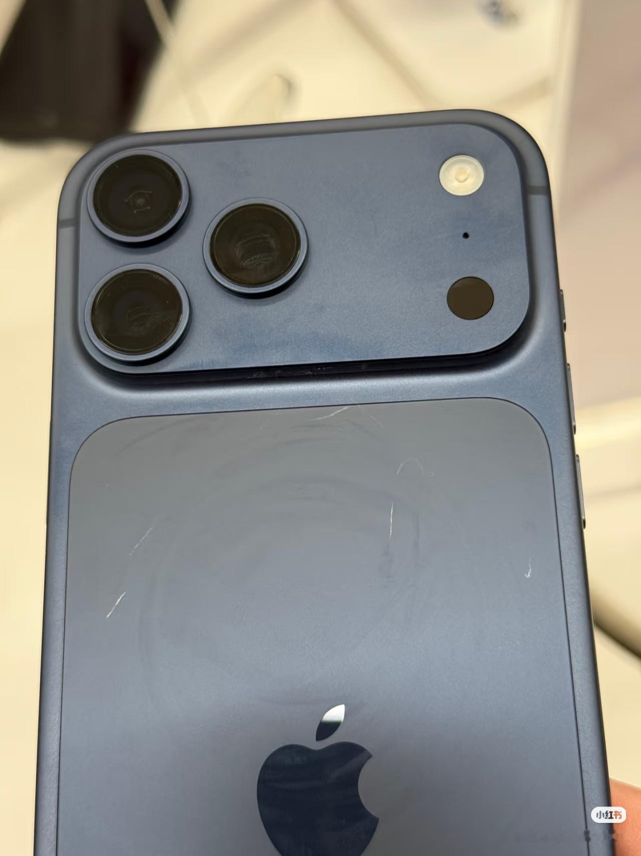 iPhone首批品控还是一如既往的差，上次iPhone15也是[柯基] ​​​