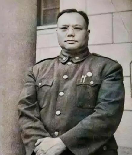 1947年的孟良崮战役当中，整编第74师的6个步兵团，其中有4个团长突围了，而王