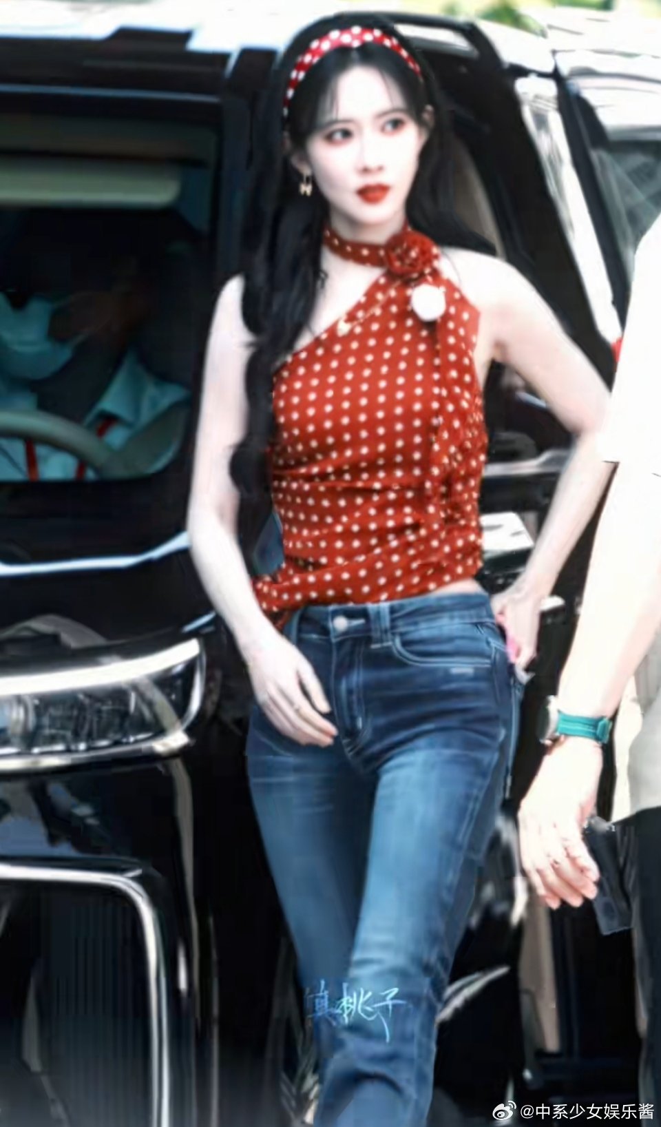 红唇大波浪，港风才是孟子义的舒适圈吧 