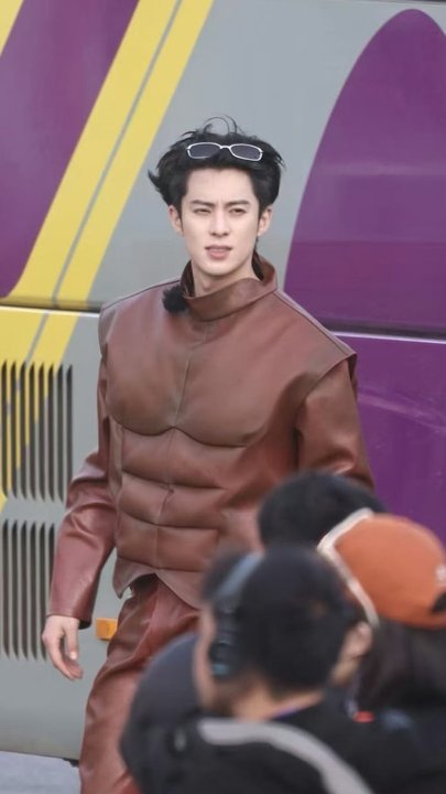 还以为王鹤棣在cos蟑螂王鹤棣cos马 王鹤棣cos马！ 