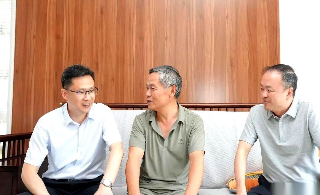 一把手、二把手，俩人搭着伴儿，去敲一帮老爷子的家门。
这画面，你想想。
是作秀吗