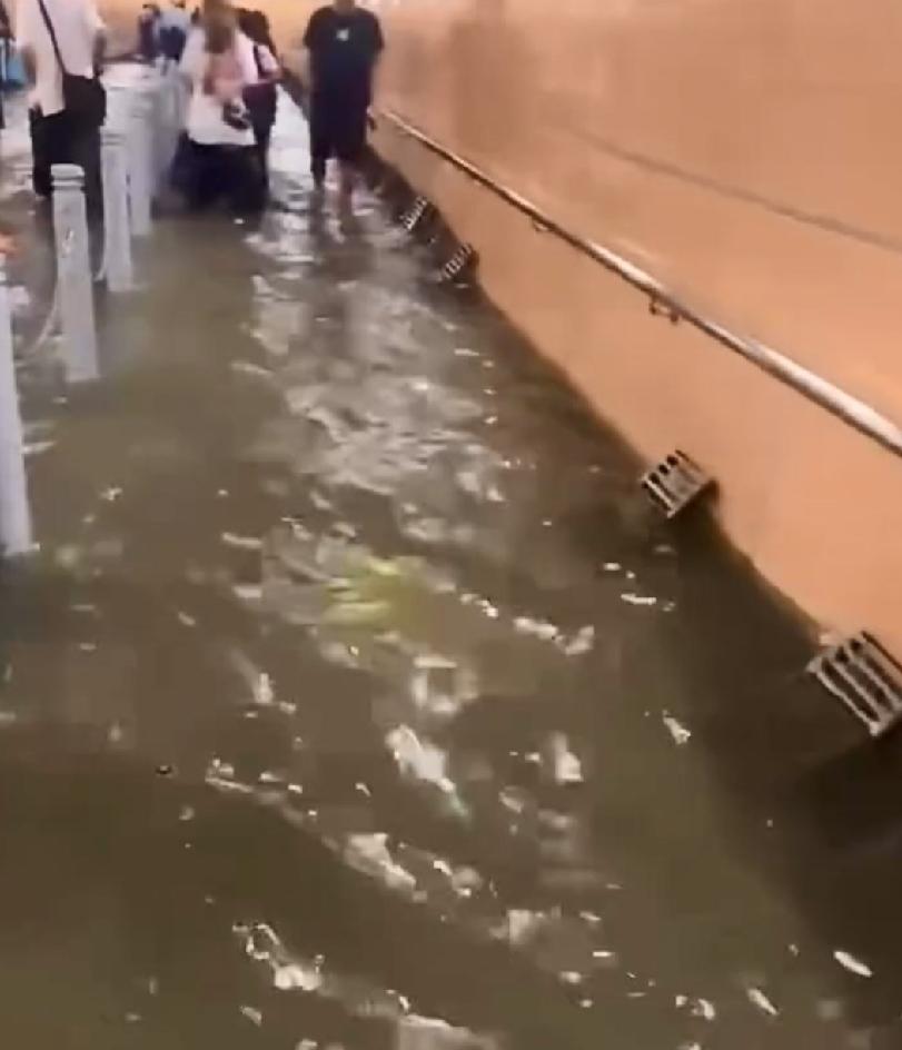 （18日）香港香园围口岸一条行人隧道水浸，可见隧道内水深及膝，多名行人涉水而过，