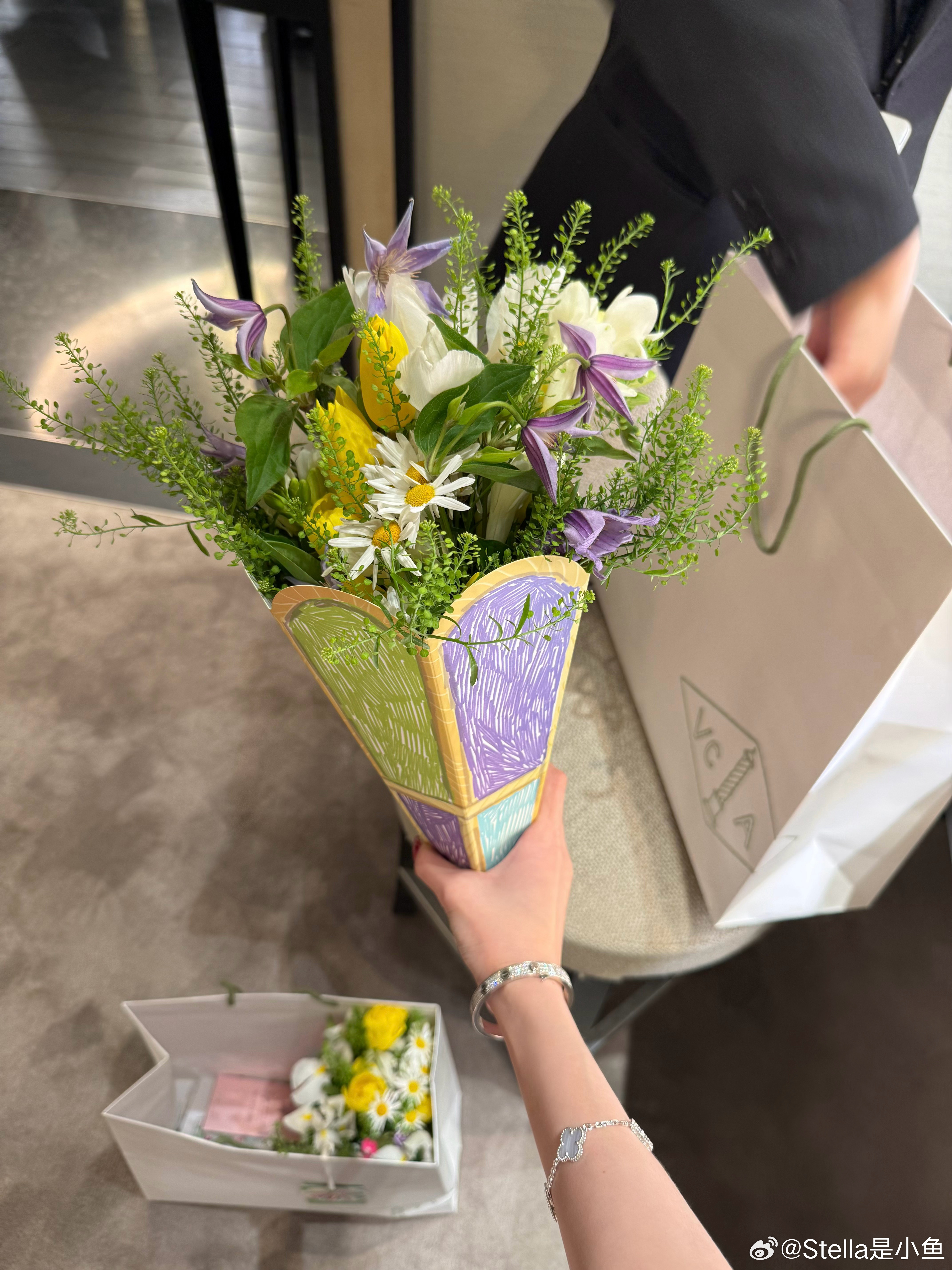 来梵克雅宝插花💐一个没有艺术细胞的小女孩轻轻的碎了 做的稀烂[微笑]  ​​​