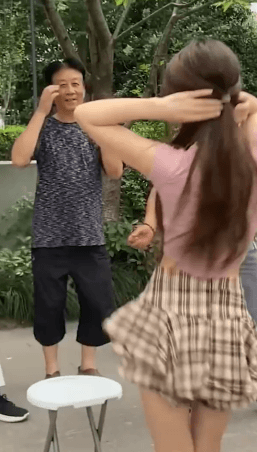 “天道酬勤” 显然是错的，说起勤农民更勤，但报酬并不多，应该是 “天道酬缺”，这