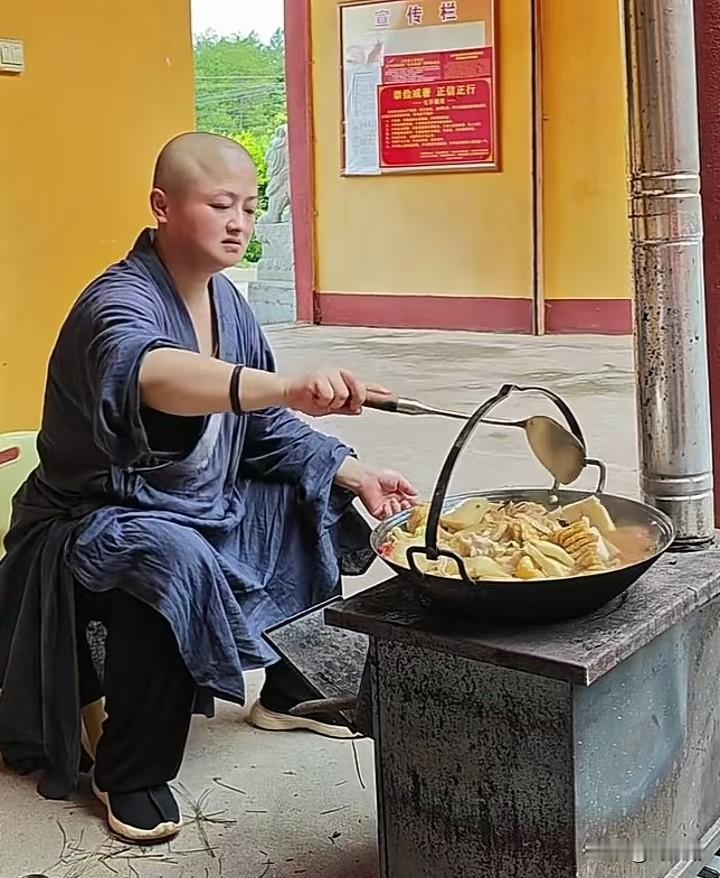 寺庙里的柴火罗汉菜咕嘟着烟火气，一口下去，素净的豆腐菌菇裹着柴火香，鲜得直教人眯