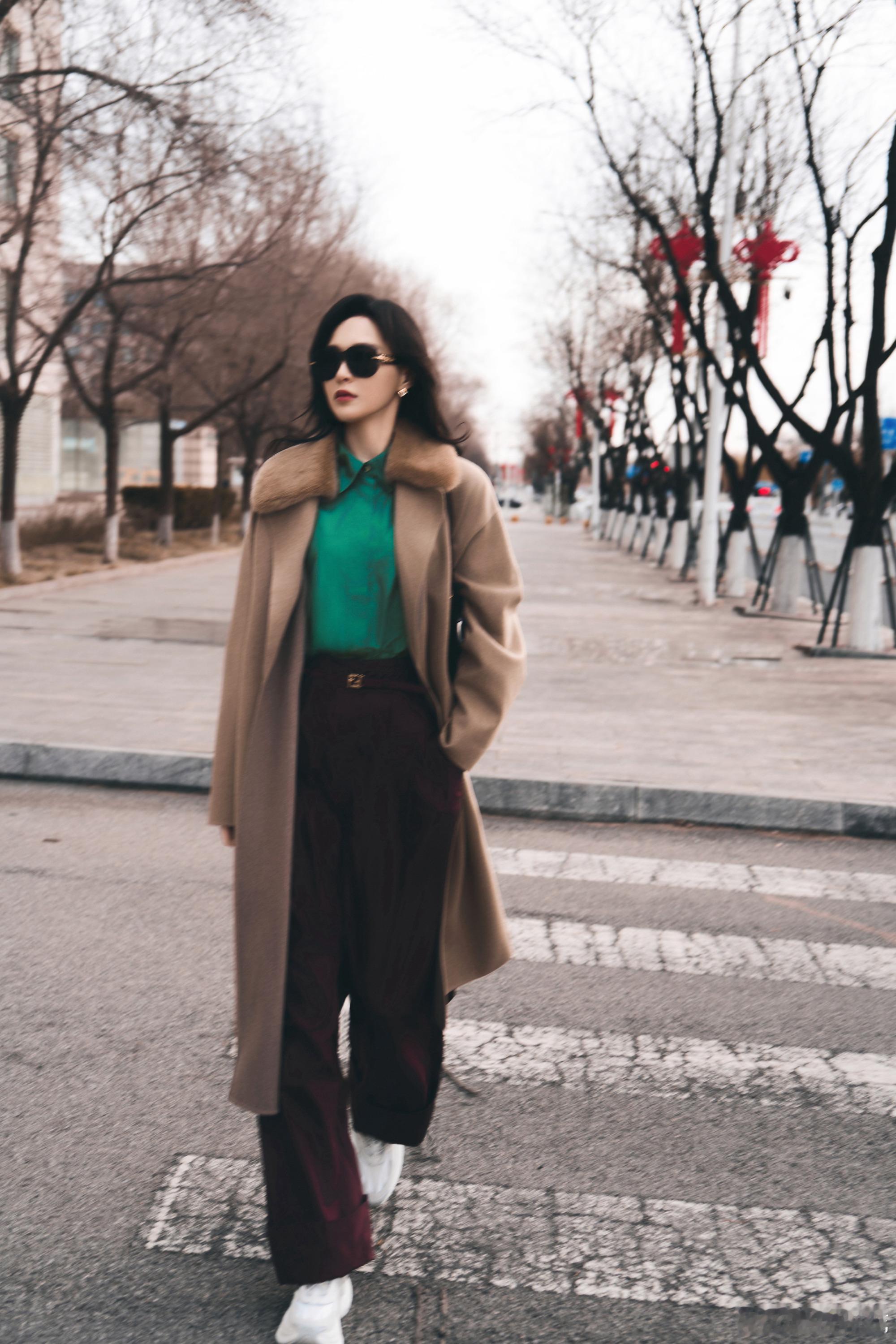 唐嫣米兰时装周出发 