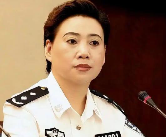 曾是全国首位省级缉毒女总队长，手握多项重磅荣誉，被大众盛赞为“警界女杰”，陈光明