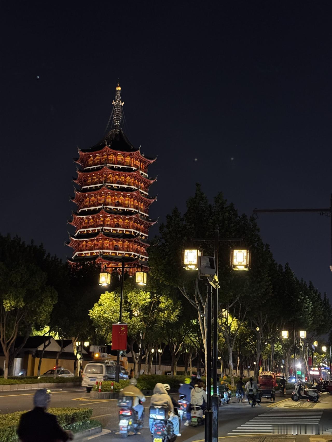 夜幕降临，北寺塔静静伫立，灯火勾勒出古塔的轮廓。