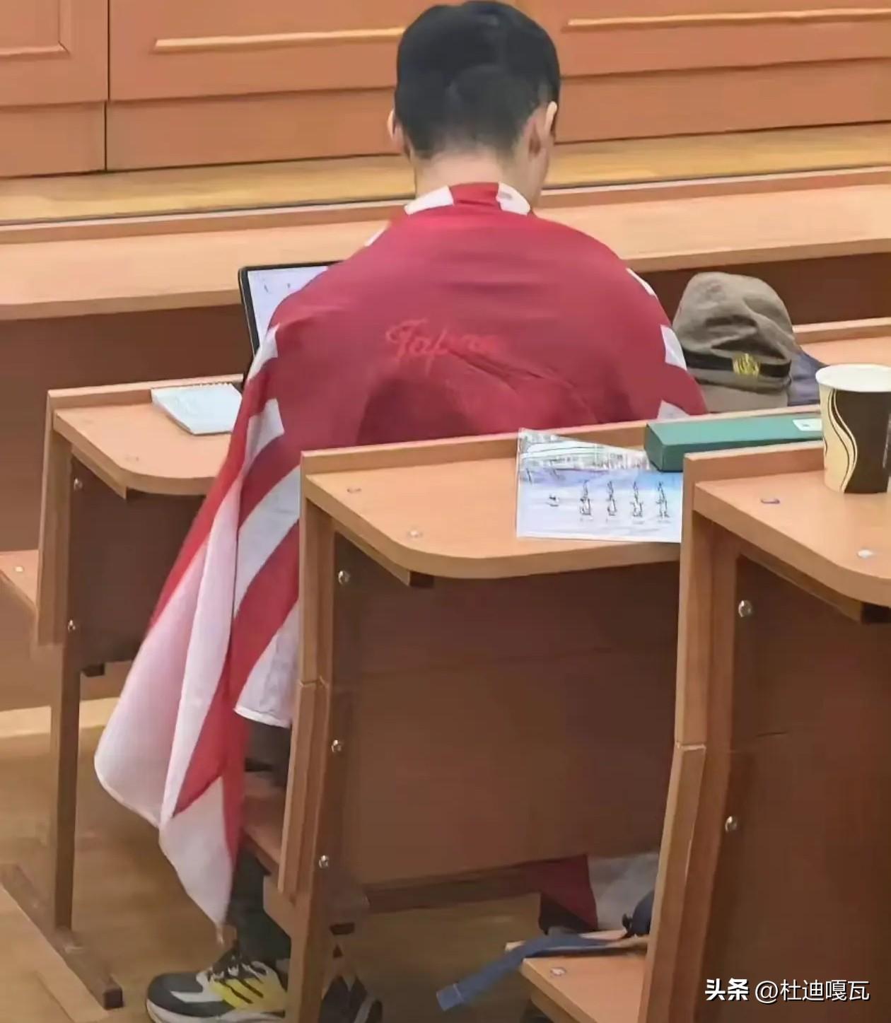 别以为一句道歉就能翻篇，钧正平都发声批评这件事了！
很多人可能不清楚钧正平是什么