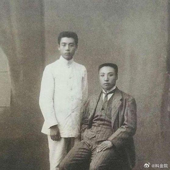 《周恩来小学毕业照极为罕见，曾为同一同学三次题字，楷书书法水平远超年龄限制》走进