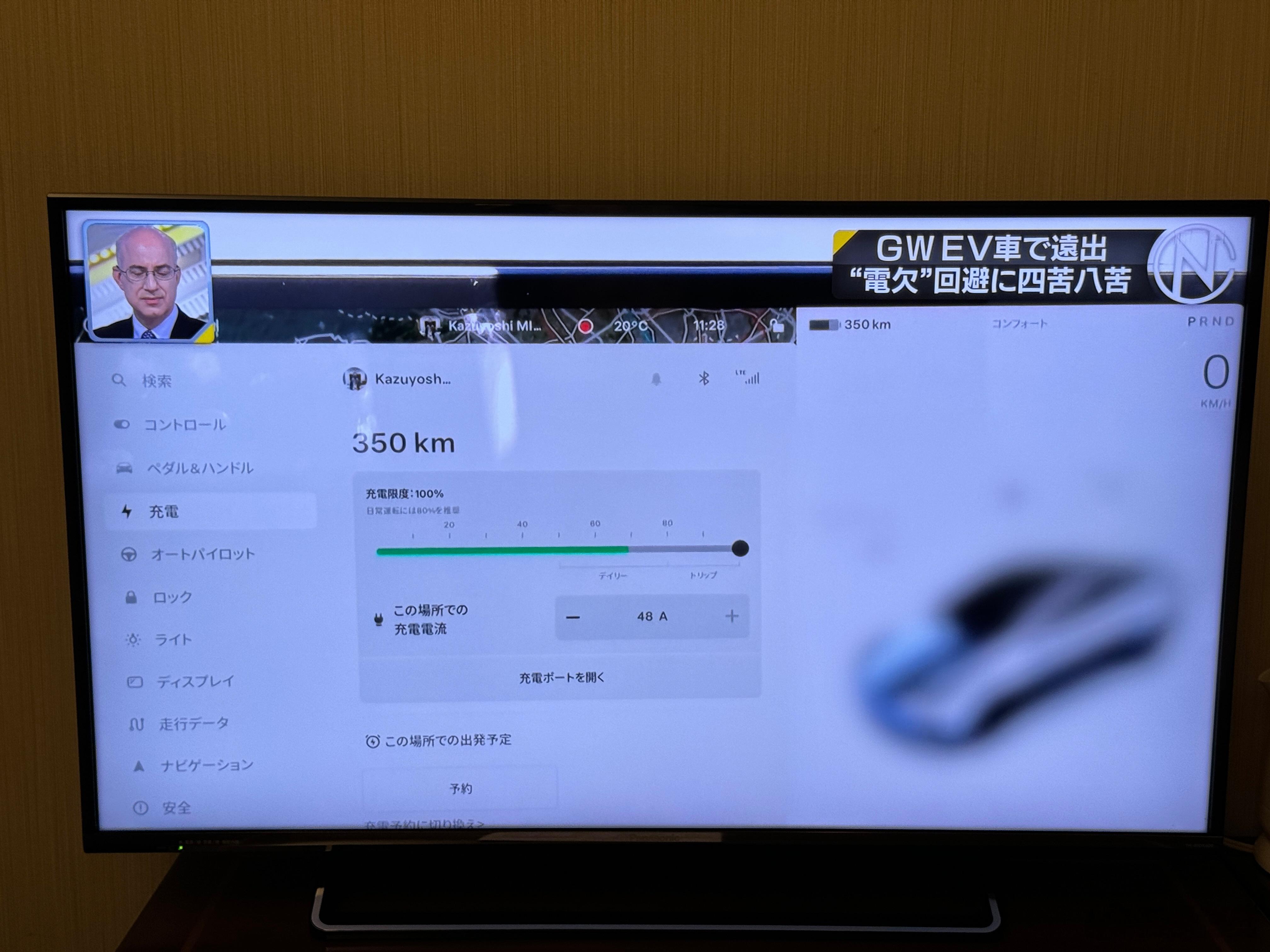 刚刚日本电视台也跟拍报道了黄金周期间电动车长途充电难的新闻：车主还碰到了充电桩“