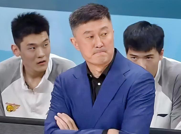 杜锋：朱总，内线又被打爆了，这输上海输得跟上次一模一样吧？？？
朱芳雨：那你还一