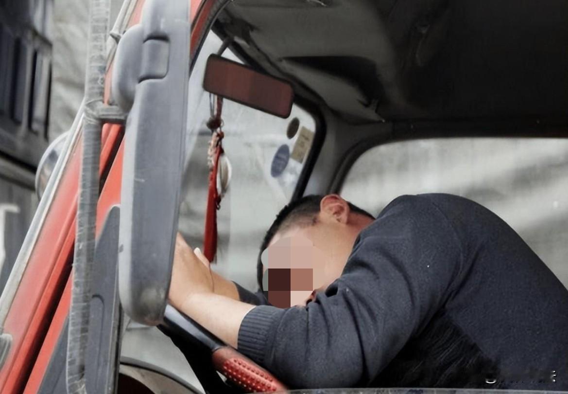 四川眉山，物流公司司机因为工作2天2夜没回家，凌晨3点多完成运输任务便立即回家，