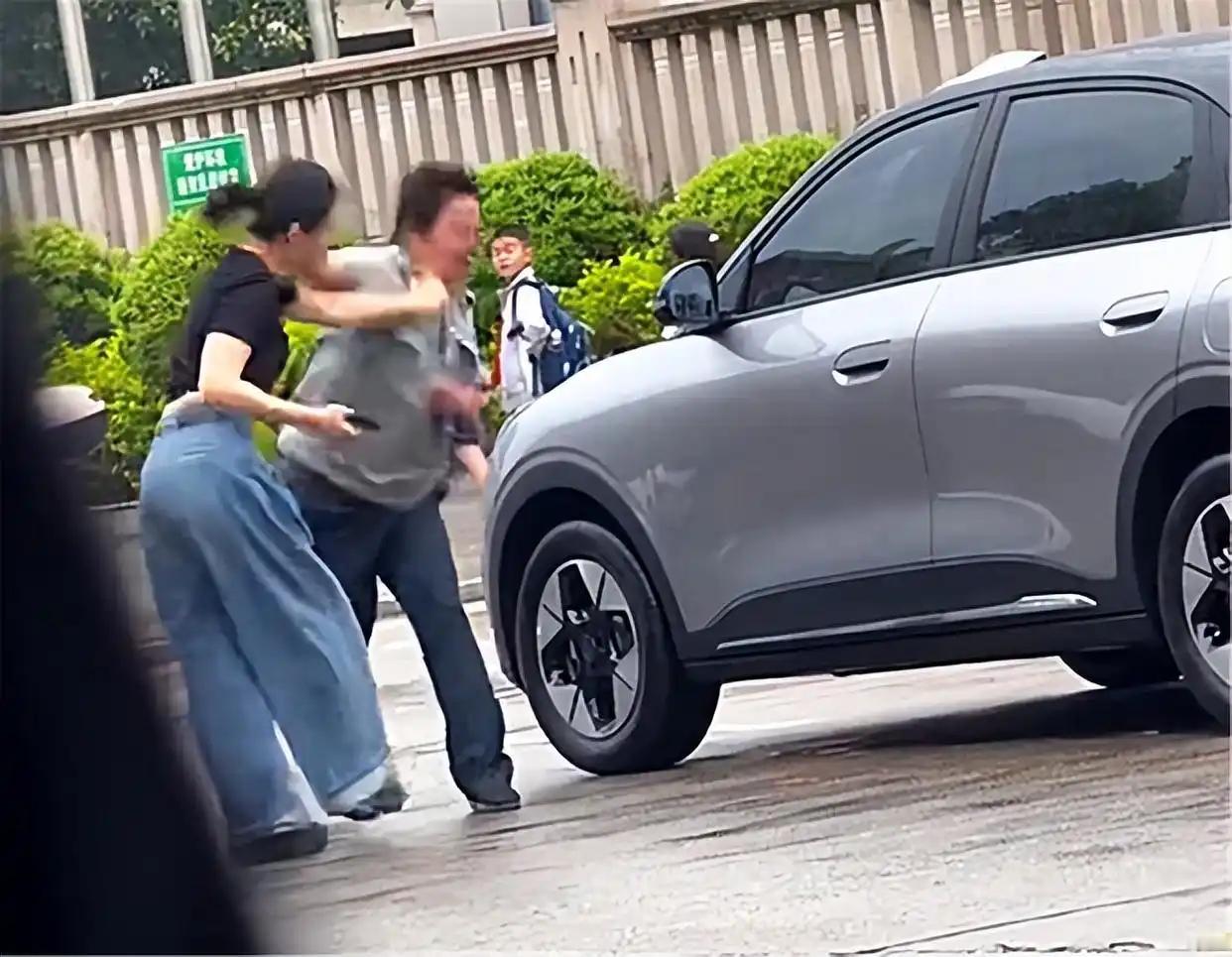 那个猛扇女子耳光的保安的身份调查清楚了！
他不是学校的保安，也不是企业的直聘保安