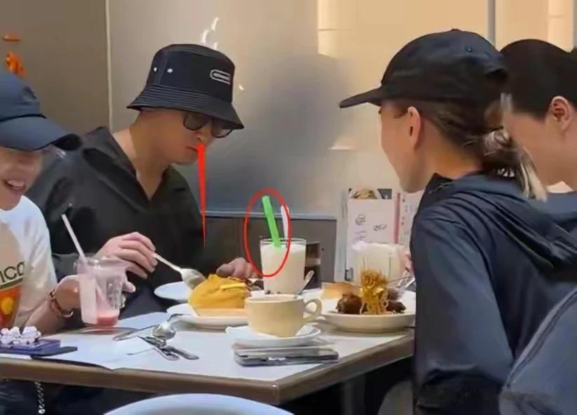 何超莲窦骁婚变？两人被拍到合体吃饭，全程无交流，零互动。

他们结婚后聚少离多，