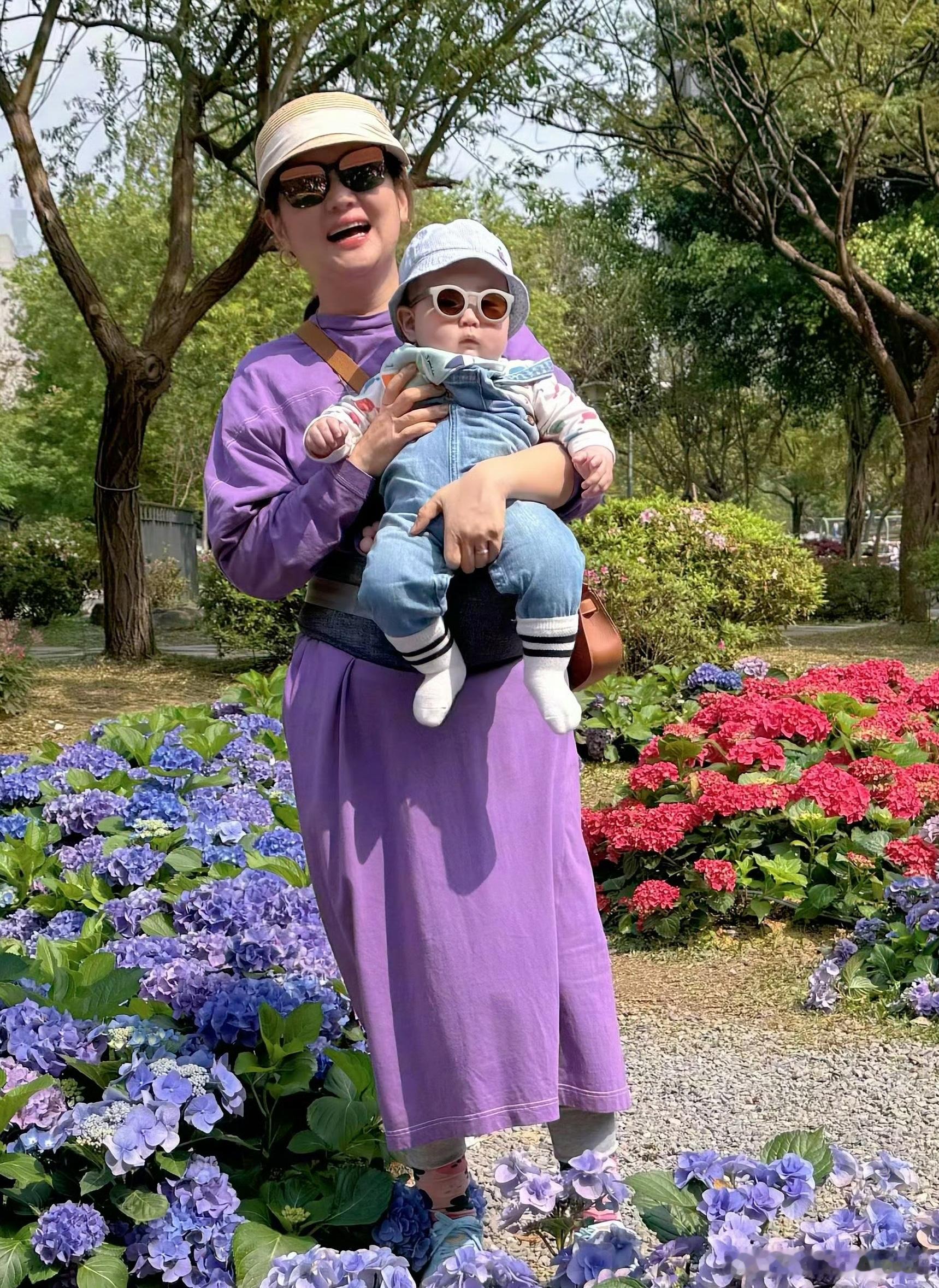 Selina带儿子逛公园，身上绑腰凳太接地气，小腰果六个月体重十公斤，肉嘟嘟的特
