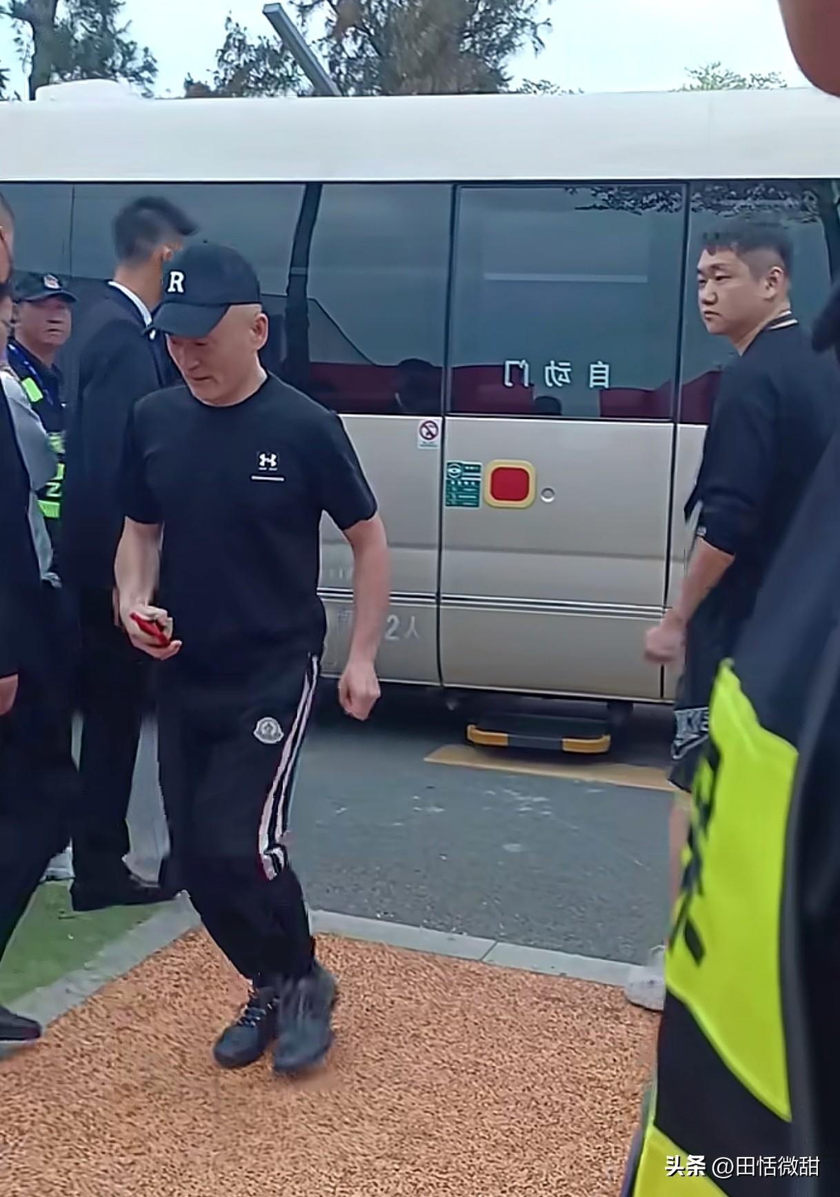 李连杰的安保人员有多强！

他坐的车辆在到达之前，就有两排工作人员在红毯两边等待