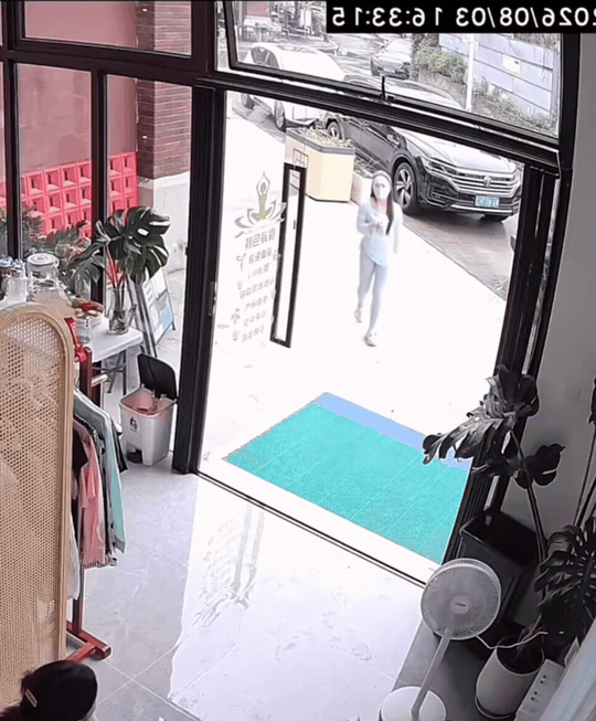 这女的进门转一下是啥意思？