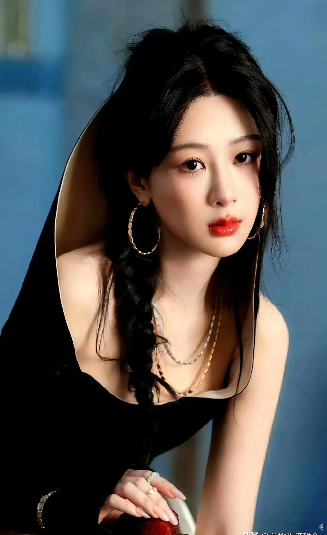杨紫4月30号进组，四个月里只在白玉兰露脸一次，连W盛典都没去，商务基本停摆，这