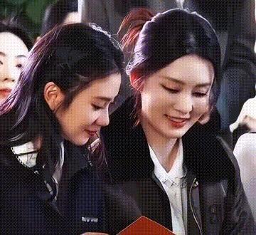 今日，李沁、刘浩存现身某时尚活动现场，两人并排坐在一起，好有气质的两小只，好赏心