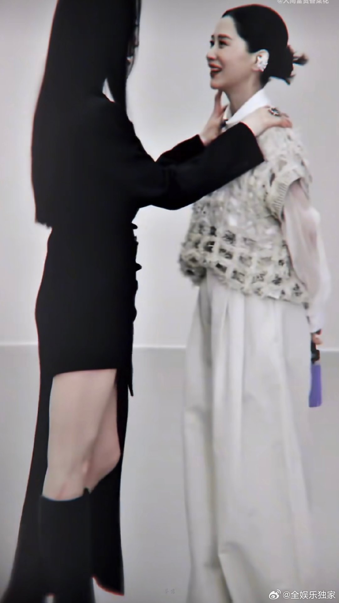 海清坐姿优雅与随性并存，累了就自然依靠，状态松弛又迷人。松弛系艺人上新了