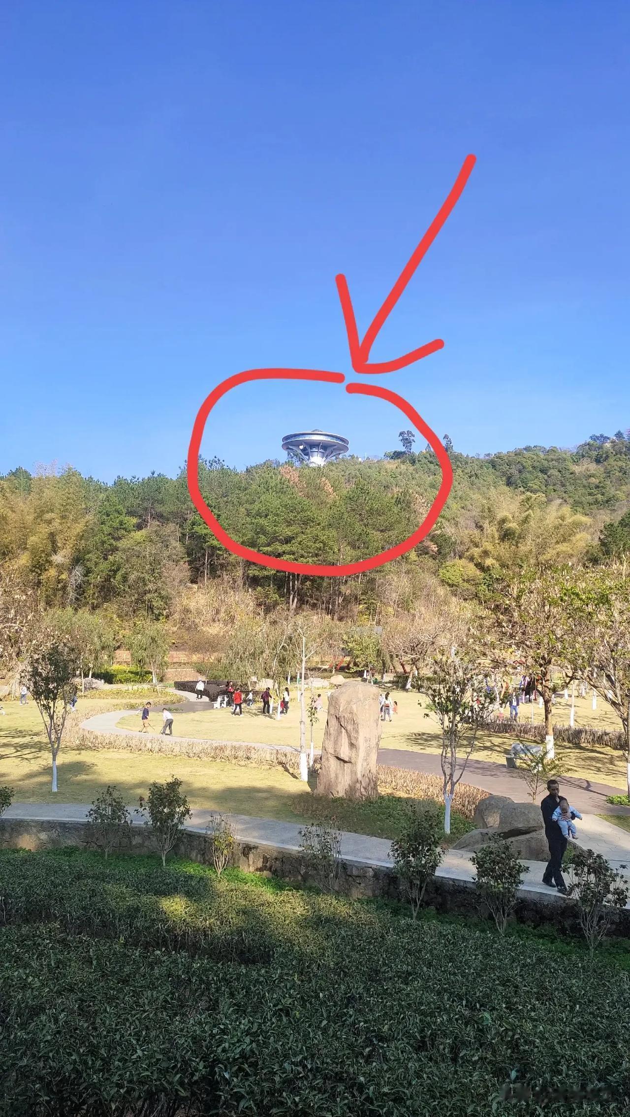 #旅游# 广东梅州发现一个 酷似太空飞船的建筑。