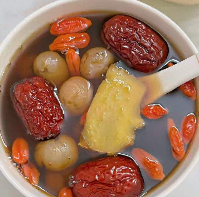 手脚冰凉、舌头有齿痕？不是体虚，是脾胃里积了“一坛寒水”