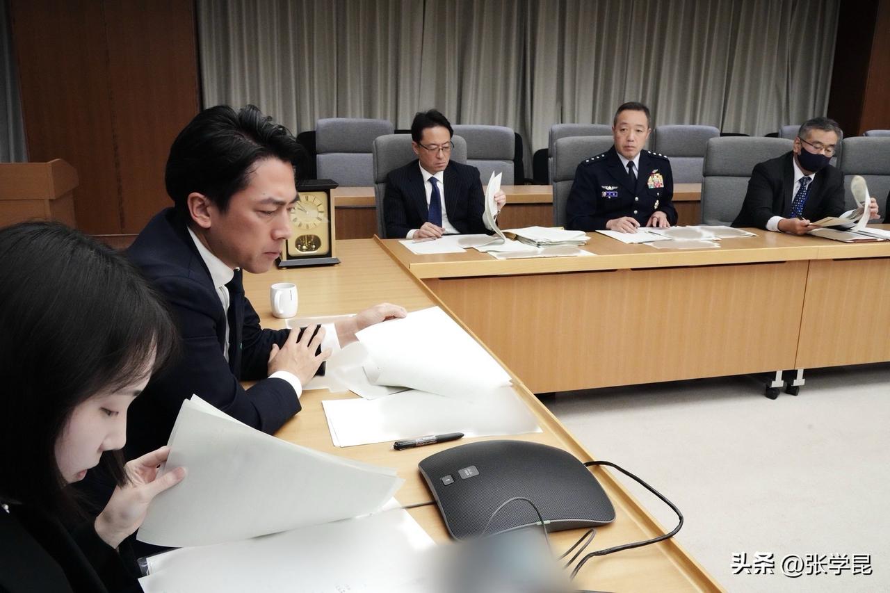 彭博社今天报道：“日本防卫大臣小泉进次郎表示，在特朗普于本周晚些时候与高市早苗举