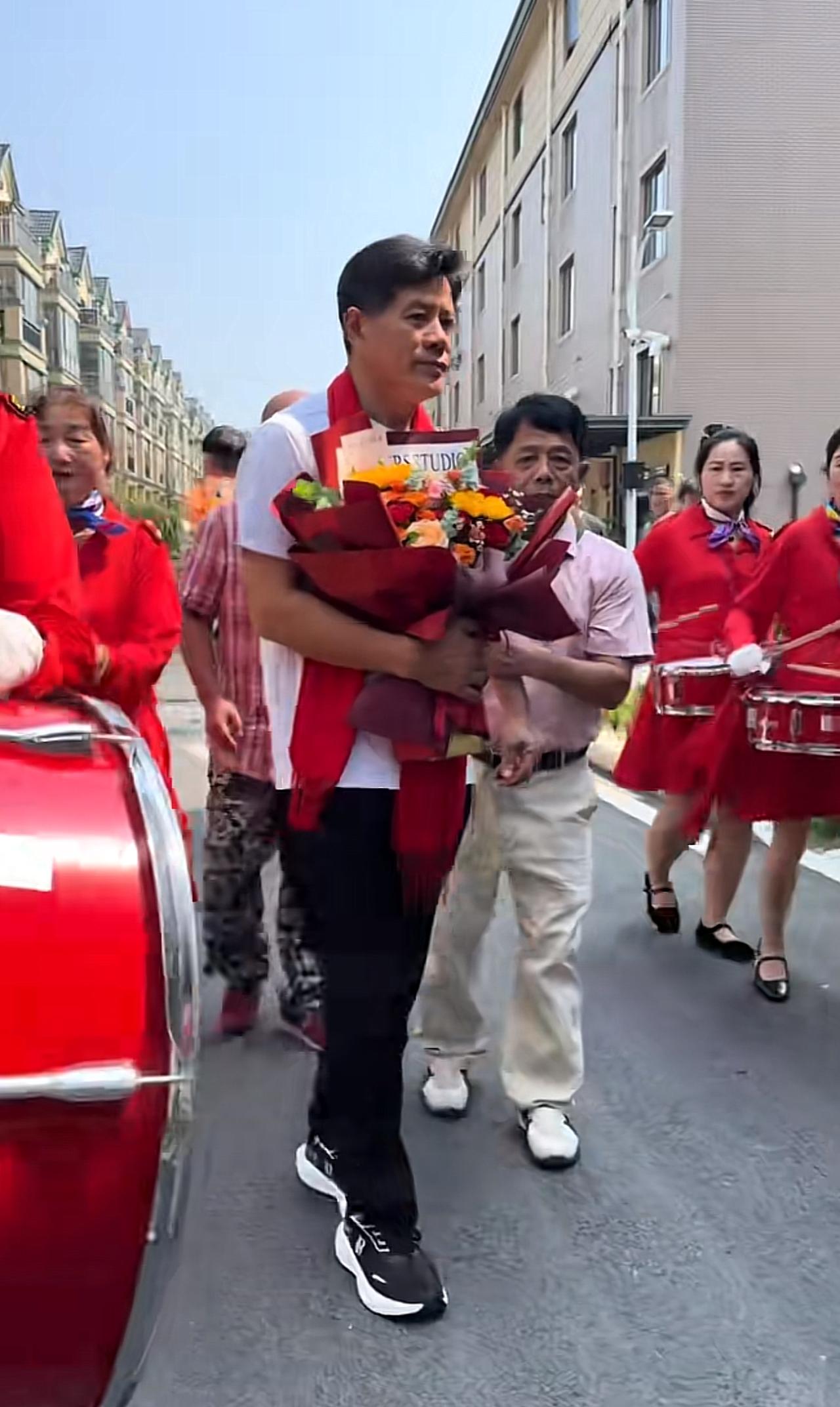 亲哥俩的身高居然能差这么多！
弟弟58年前出生刚28天的时候，从浙江被送到山东日
