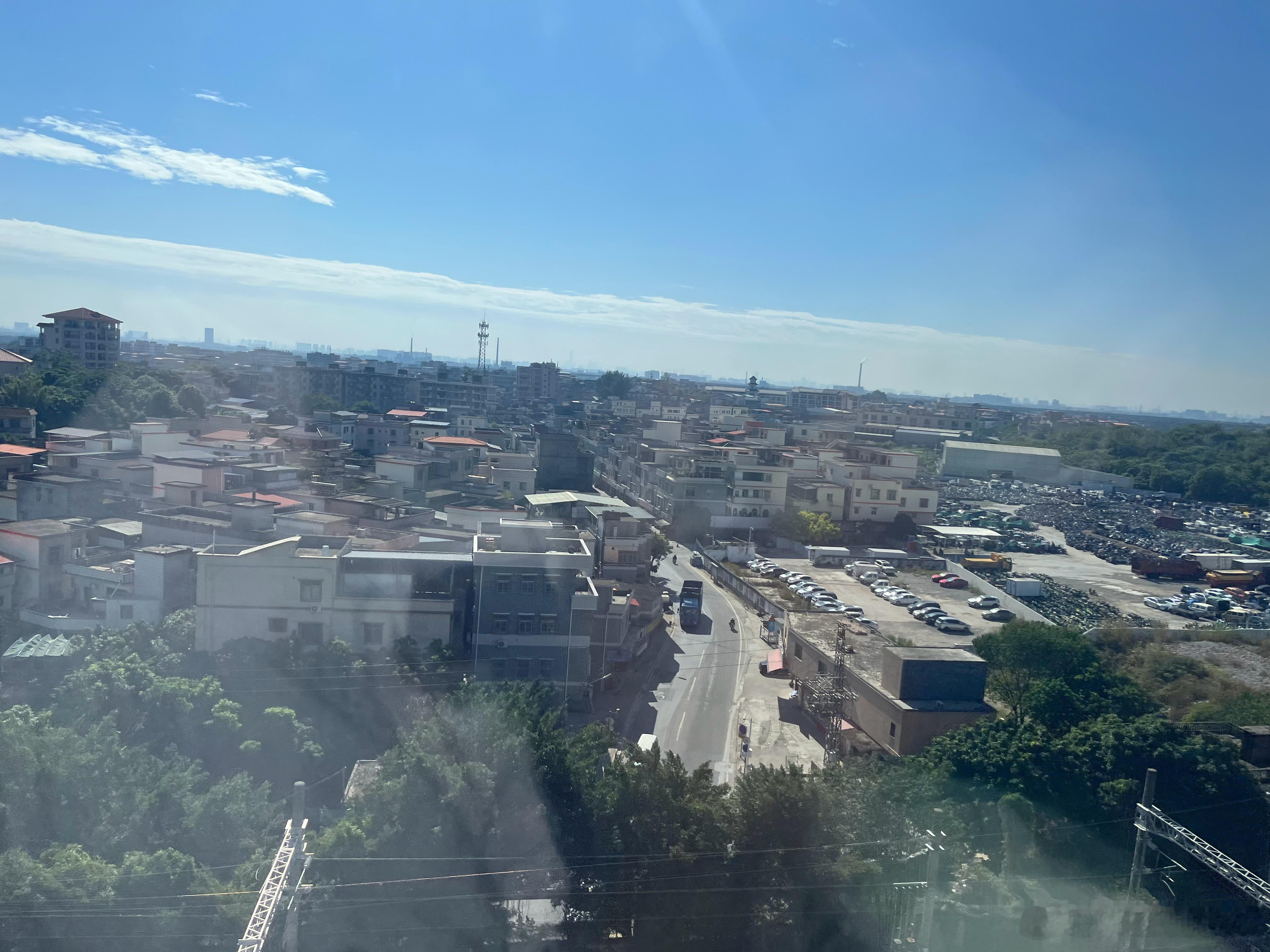 广东这边的村里，挺喜欢建二层小楼啊，而且些精致漂亮。我的老家河南农村也喜欢建二层