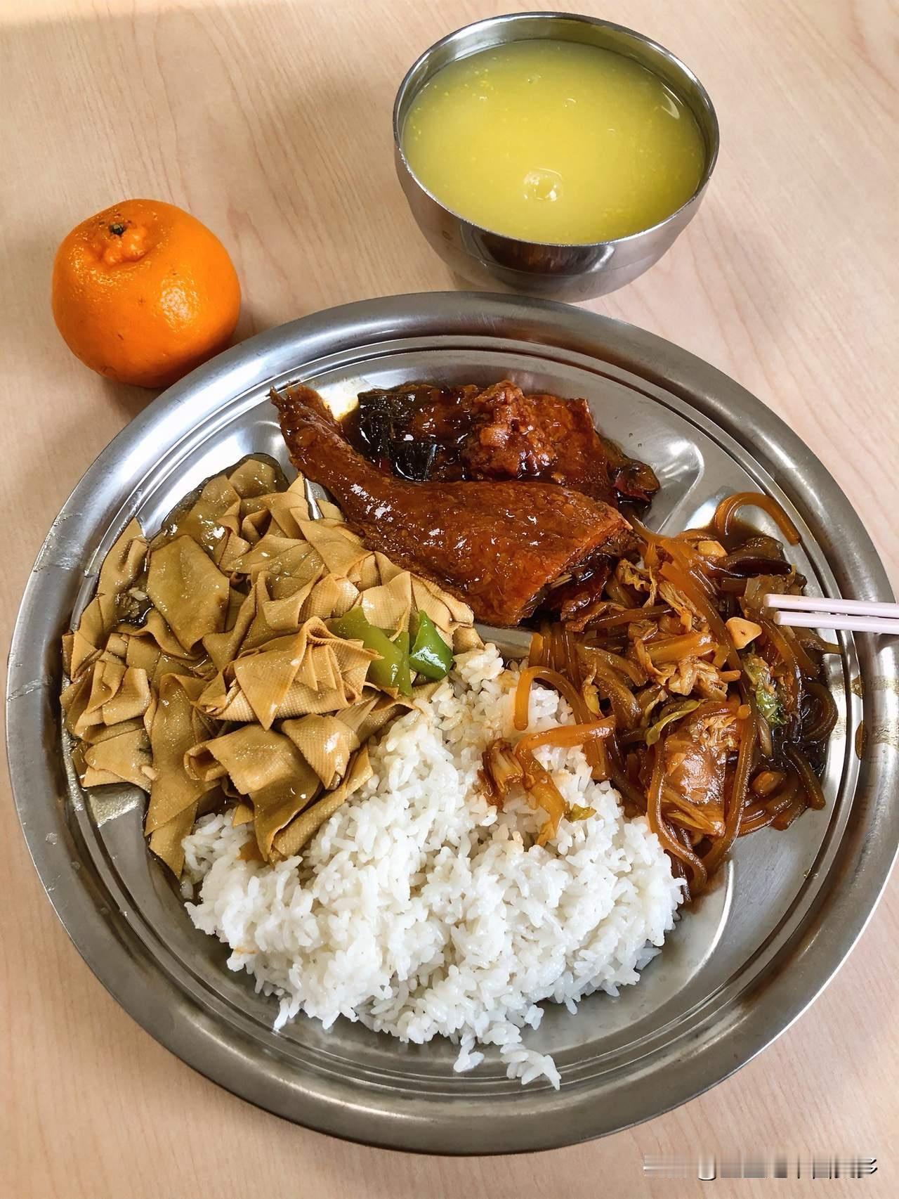 【吃饭还得“掏腰包”？国企私企工作餐收费背后的小秘密！】

嘿，朋友们，今天咱们