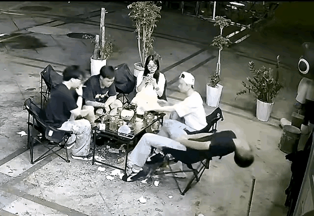 酒肉之交终是空，与其凑数，不如独处更轻松！

五个人坐在一起聚餐，其中一人从凳子