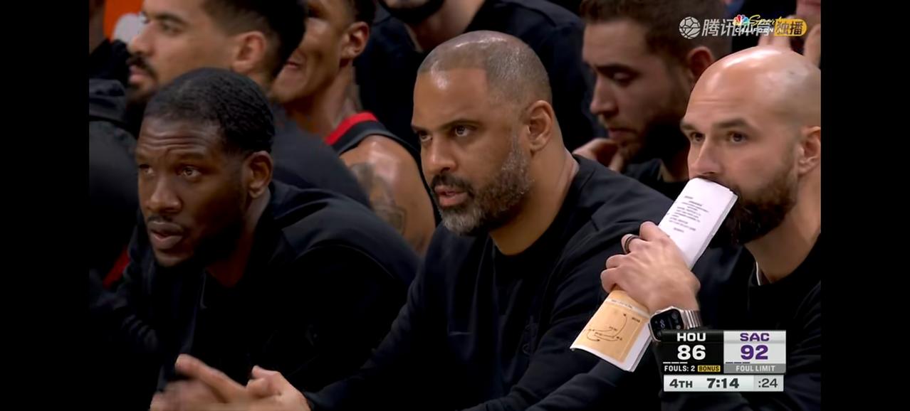 必须喷一下火箭队主教练乌度卡了，长着一个大脑袋有什么用？今天又让国王111：98