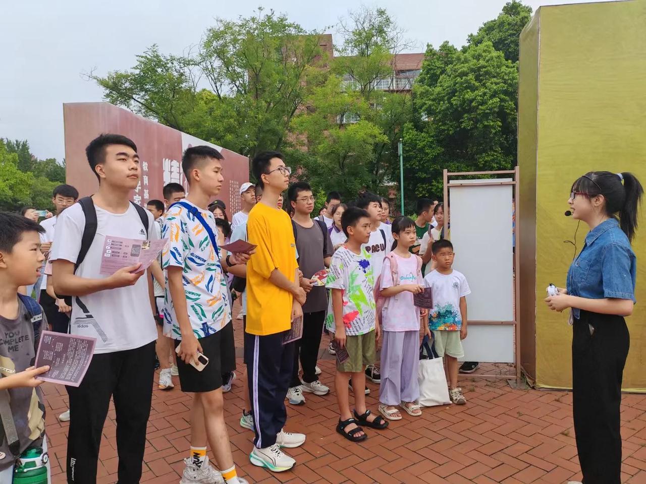 走进名校，看见未来！8月3日，近百名学子走进西南交通大学，探索科技奥秘，筑梦未来