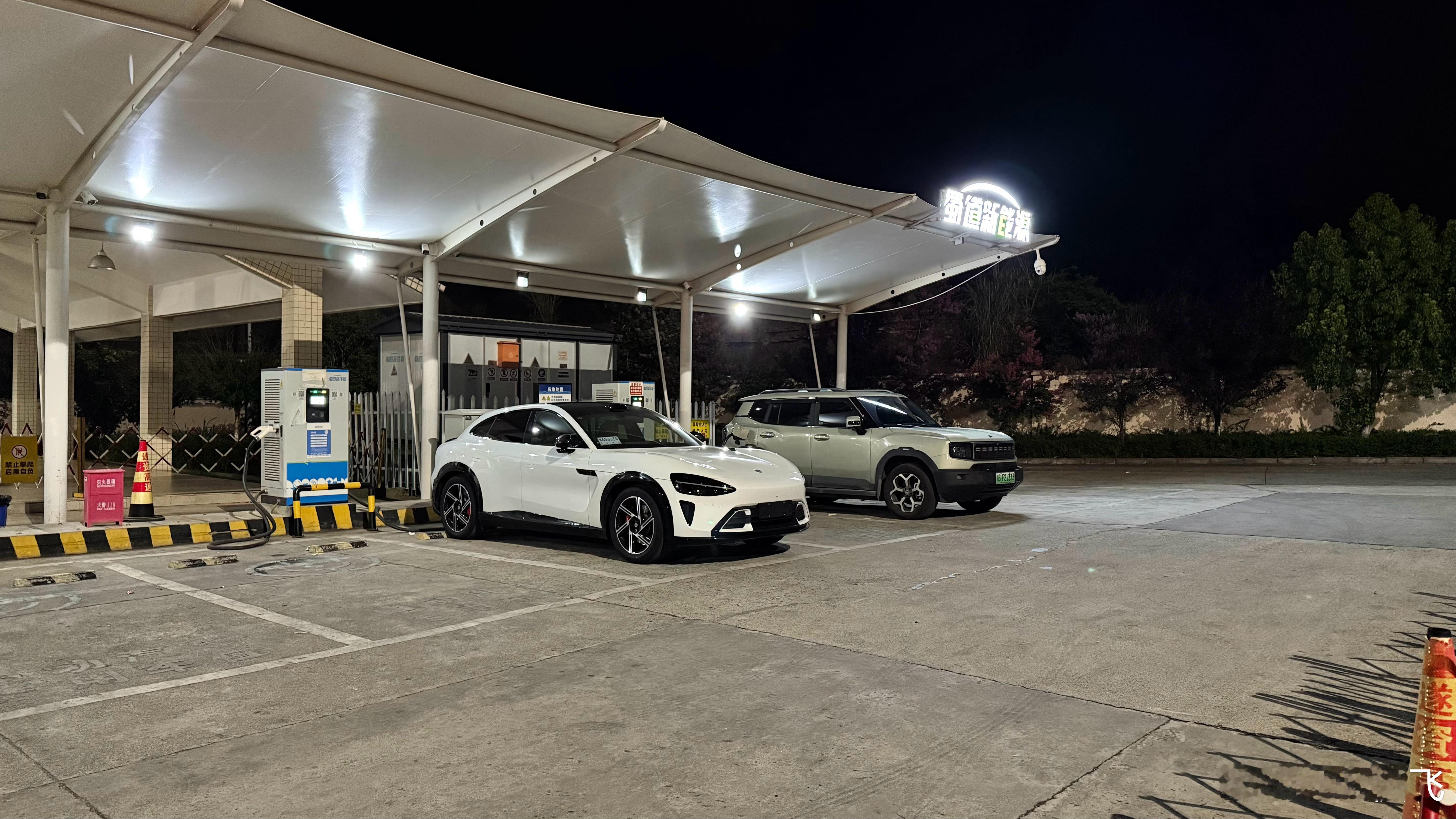 YU7距离成都第二次补能，这次98%-15%跑了522km，表显能耗15.8kW
