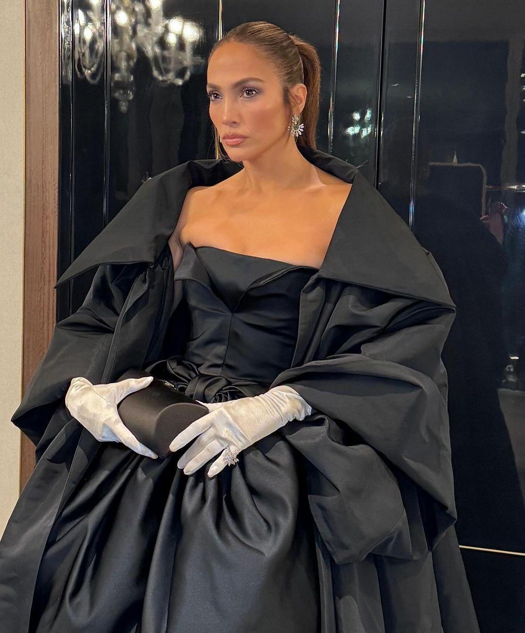 Jennifer Lopez 亮相迪拜酒店开幕，身穿Giambattista V