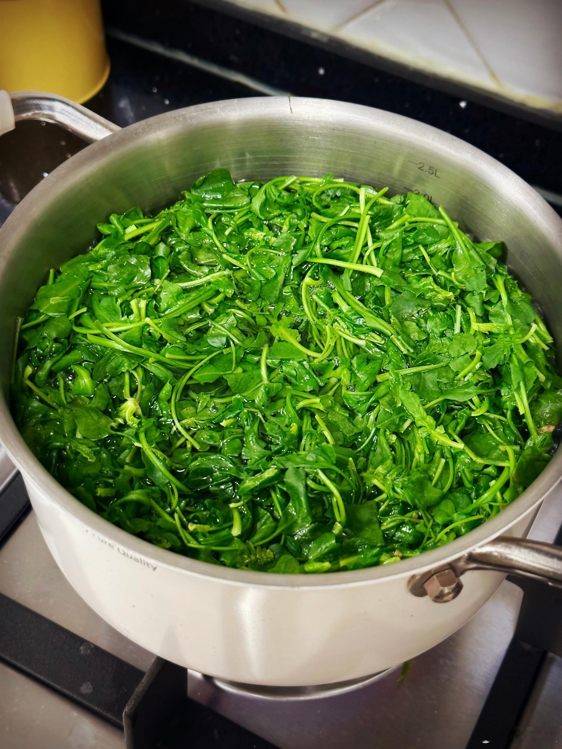 喫了晚饭。早晨订的小豆家的蔬菜已经新鲜送到了。小豆额外送了萝卜、香莴笋，还有一大