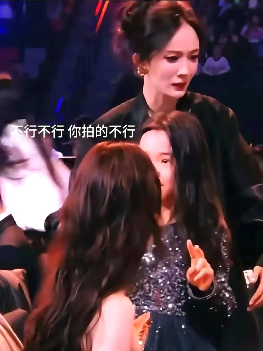 笑死，看到杨幂那个“嫌弃”董璇的表情了吗？
全网都在传，我还以为俩人怎么了。
结