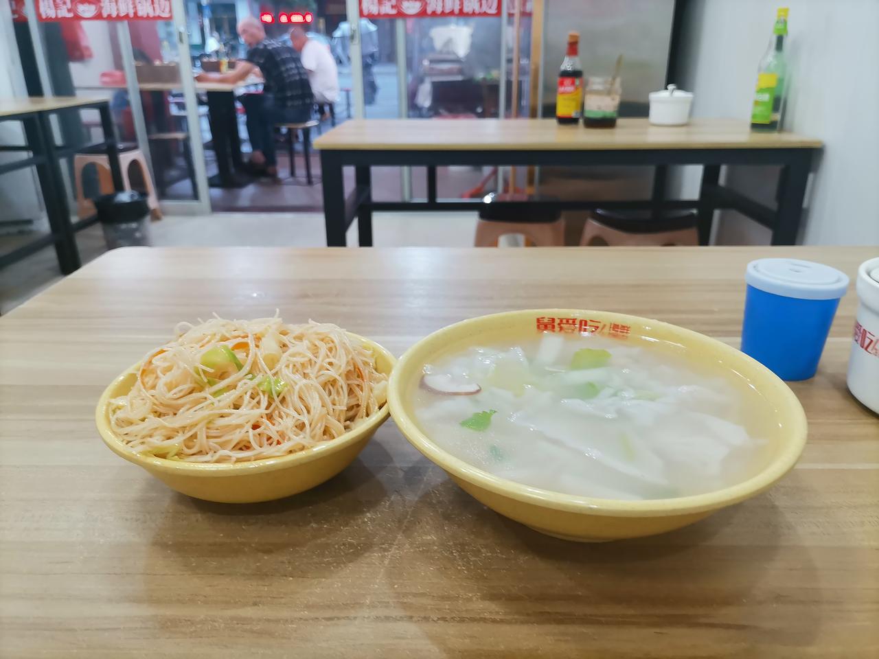 福州长乐的锅边炒粉，那简直是早餐界藏在角落里闪闪发光的“宝藏盲盒”，一打开就满是