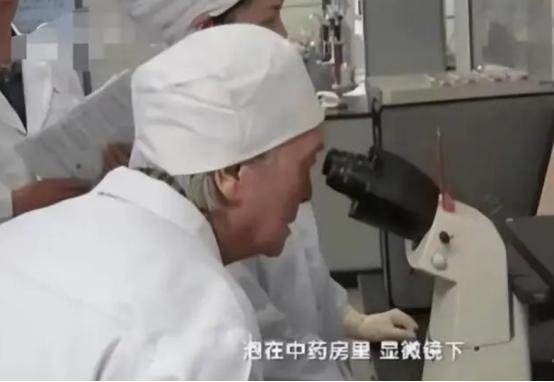 1972年，医学泰斗陈菊梅躺在床上，打完麻药，平静做出了一个近乎疯狂的决定:拔光