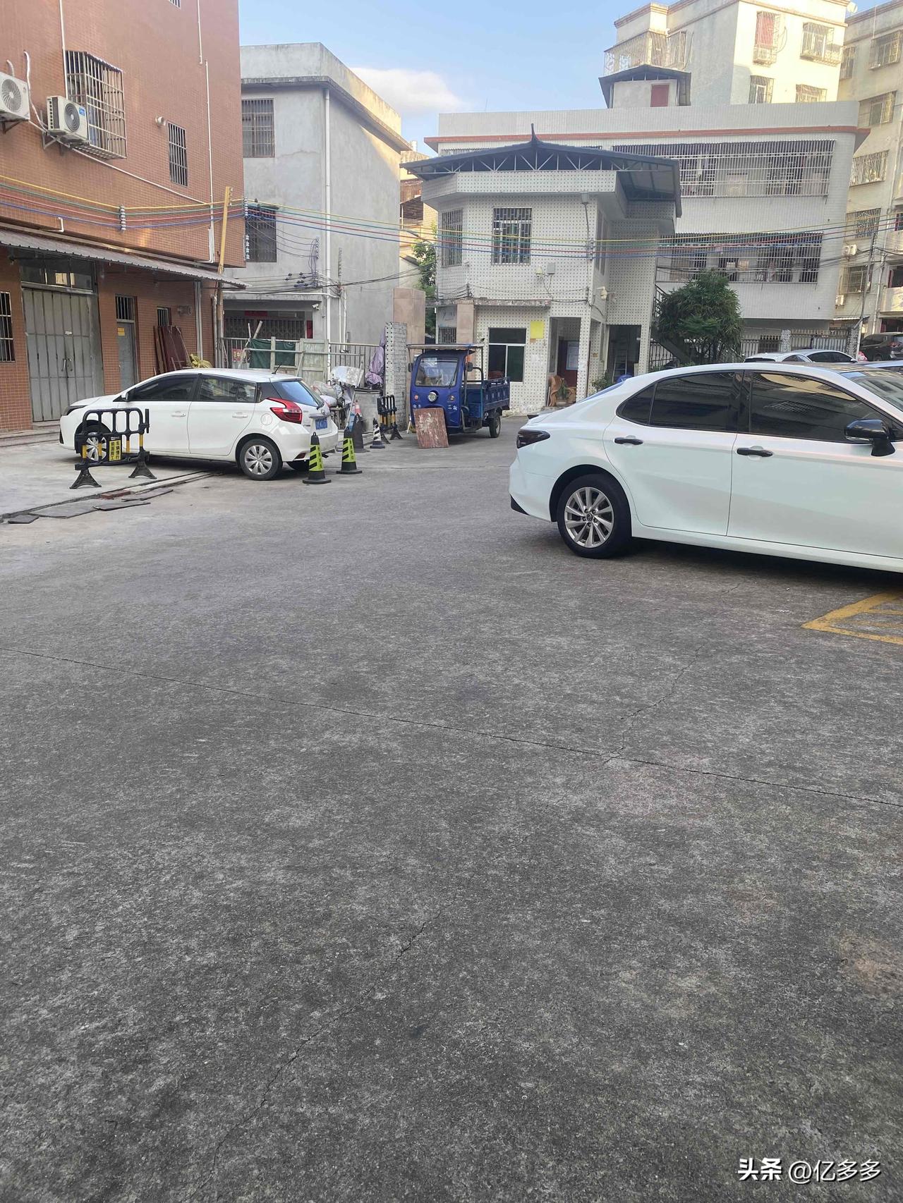 我一直以为幸福得是升职加薪、被当众表扬，可昨晚十一点加班回家，推开门没开灯，摸黑