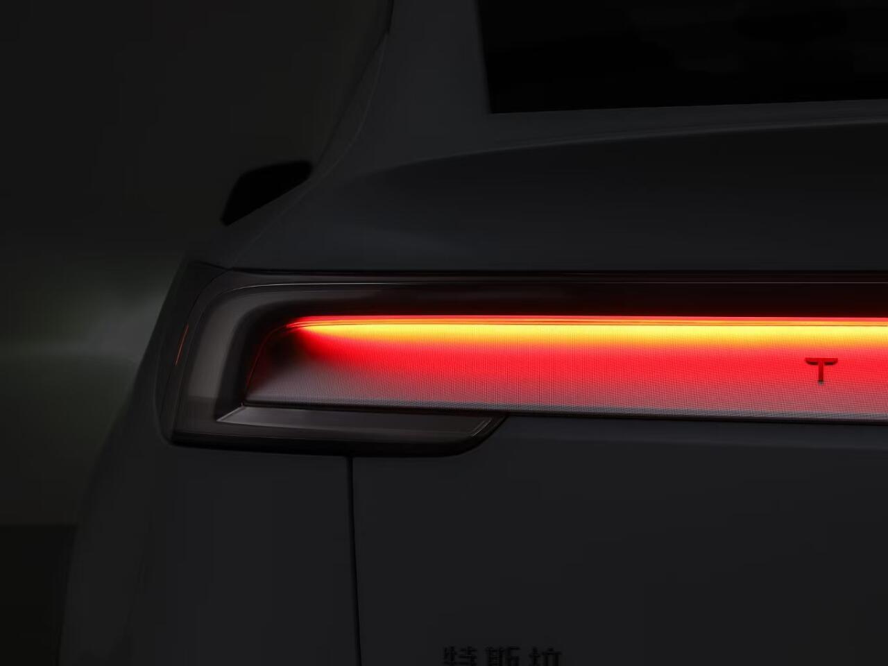大v聊车 今天聊一下特斯拉新 Model Y 的漫反射尾灯通过特殊的光学设计，将