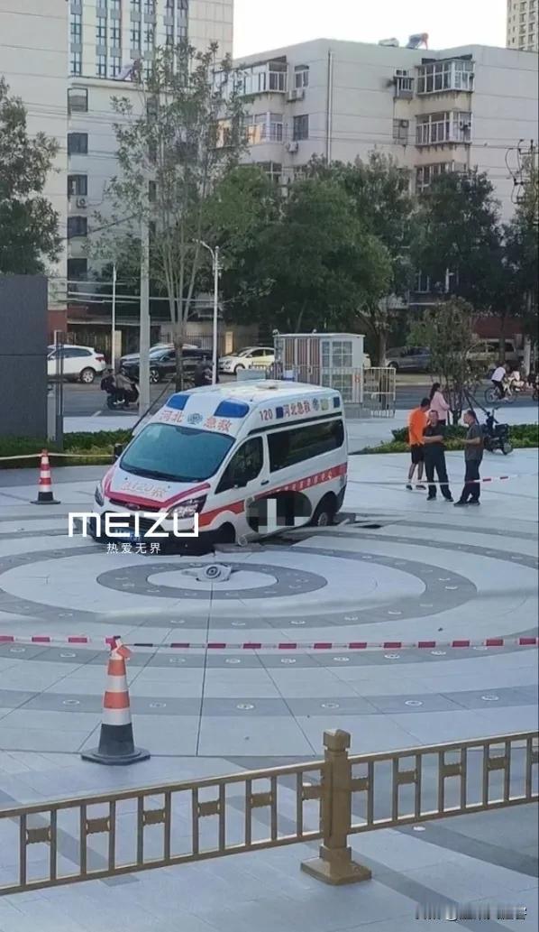 准备去拉病号的车，

结果自己塌房了……

这是哪个单位的部下啊，

开车咋就开
