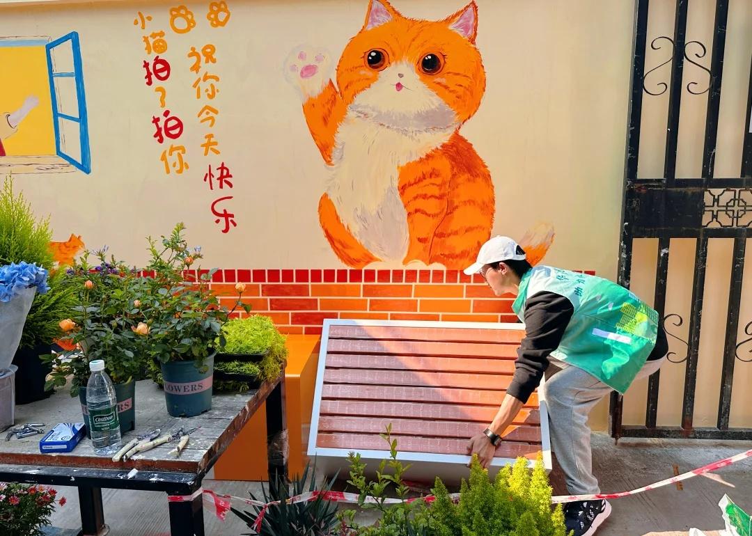 老社区改造，真的不必等“大手笔”
改前：每个城市都有的“遗忘角落”
❶ 破损白地